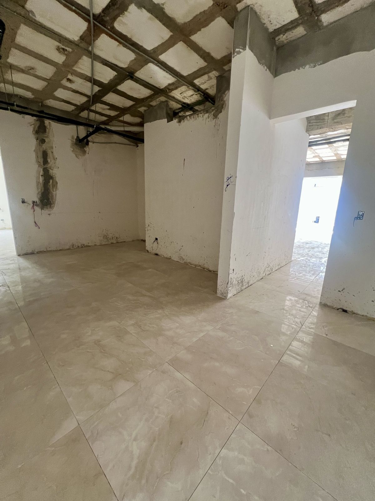 4 de 17: Entrada habitaciones y family room