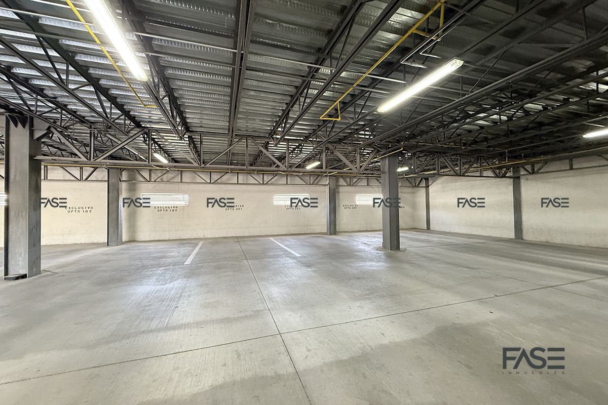 7 de 22: Estacionamiento cubierto con accesos por control