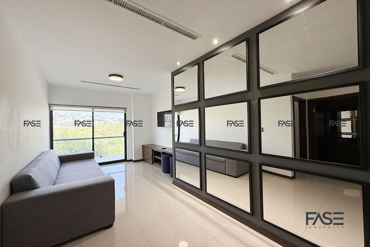 15 de 22: Sala de estar, con pantalla