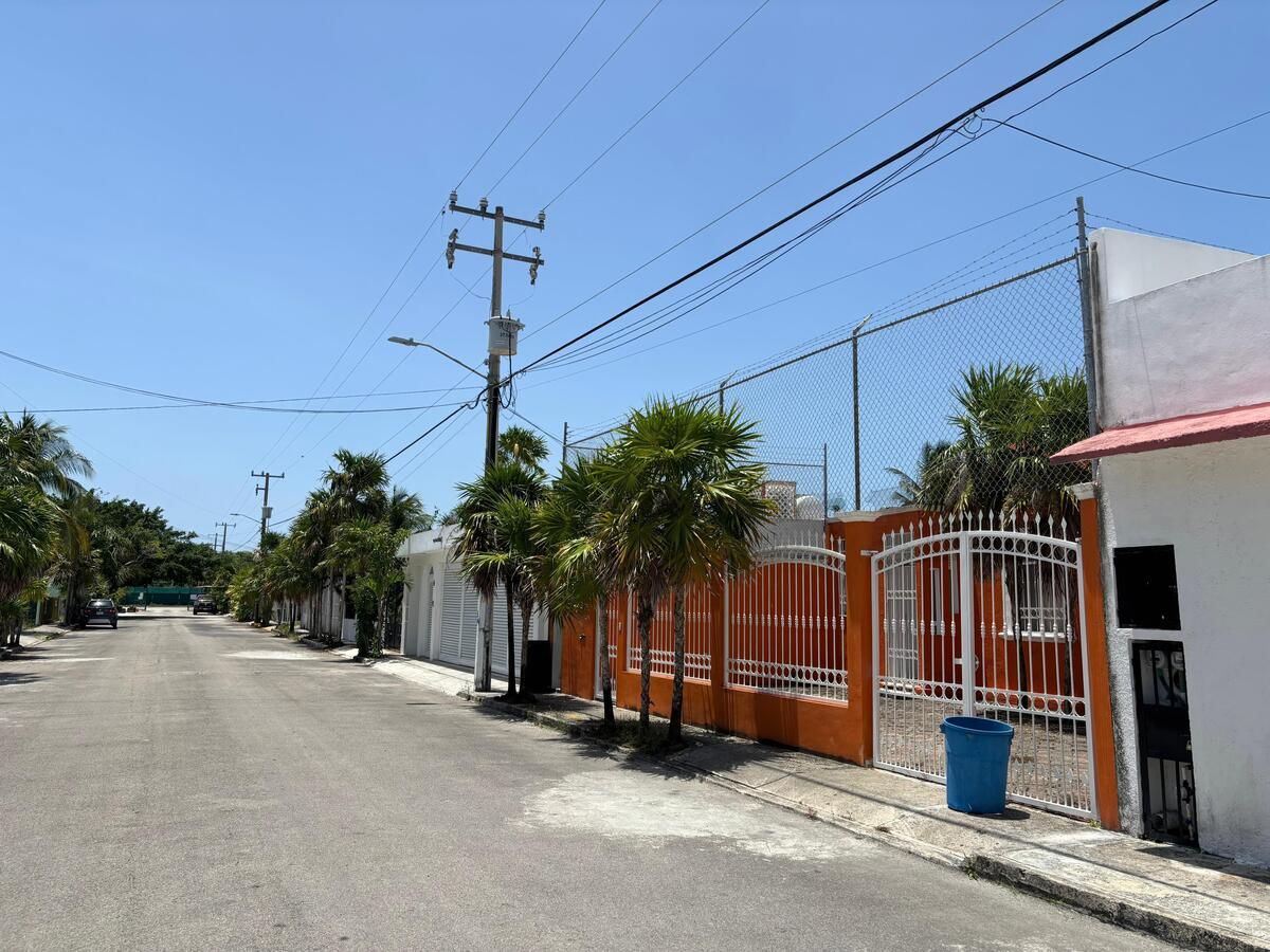 1 of 10: CALLE PRIVADA
