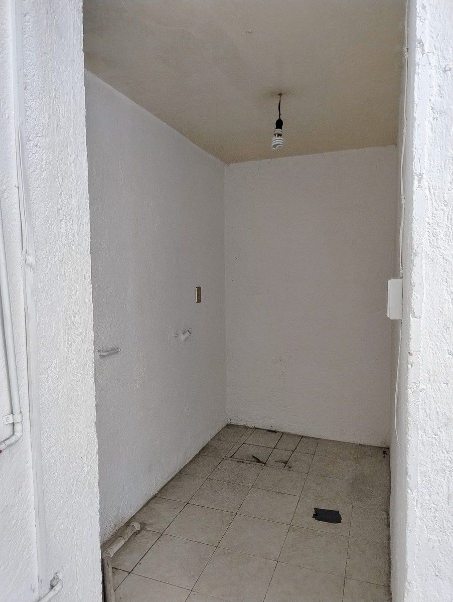 30 de 33: Area de lavado y bodega