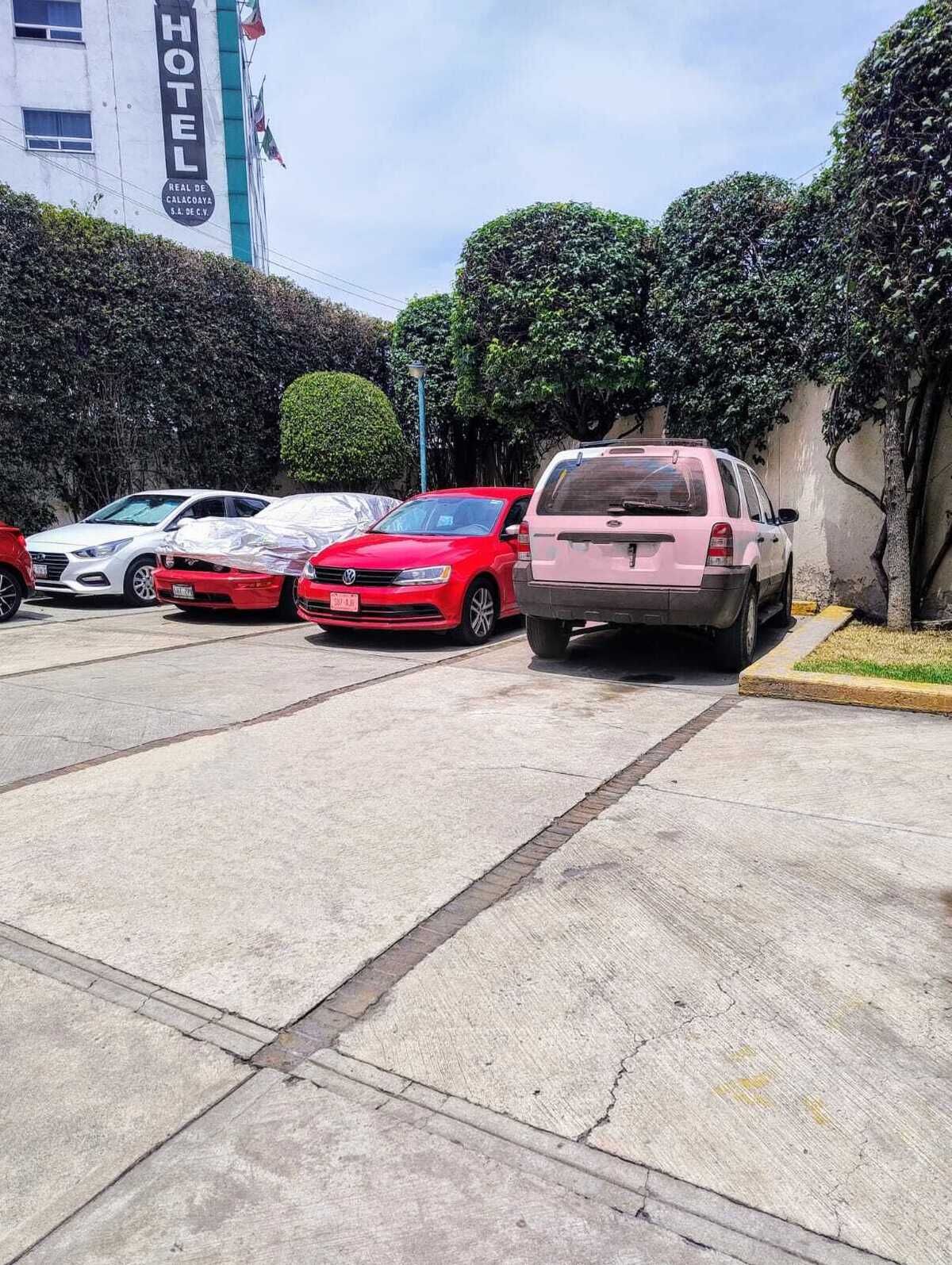 27 of 27: Dos estacionamientos en línea que no se estorban con nadie