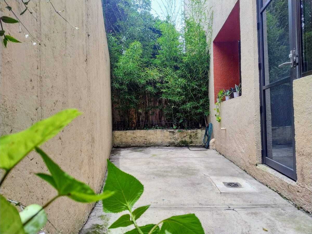 7 de 33: Agradable patio trasero dentro del departamento