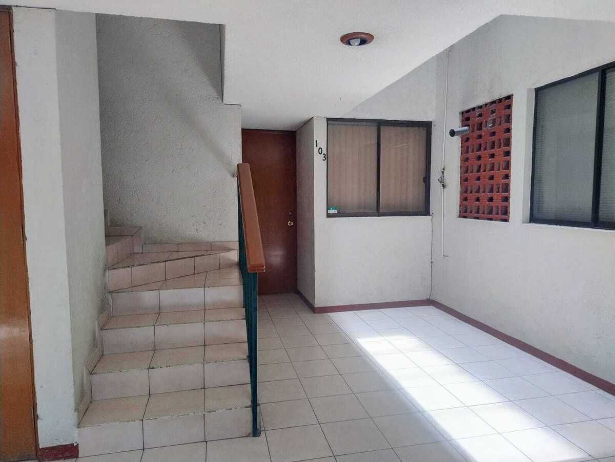 11 of 27: Fachada de acceso al departamento