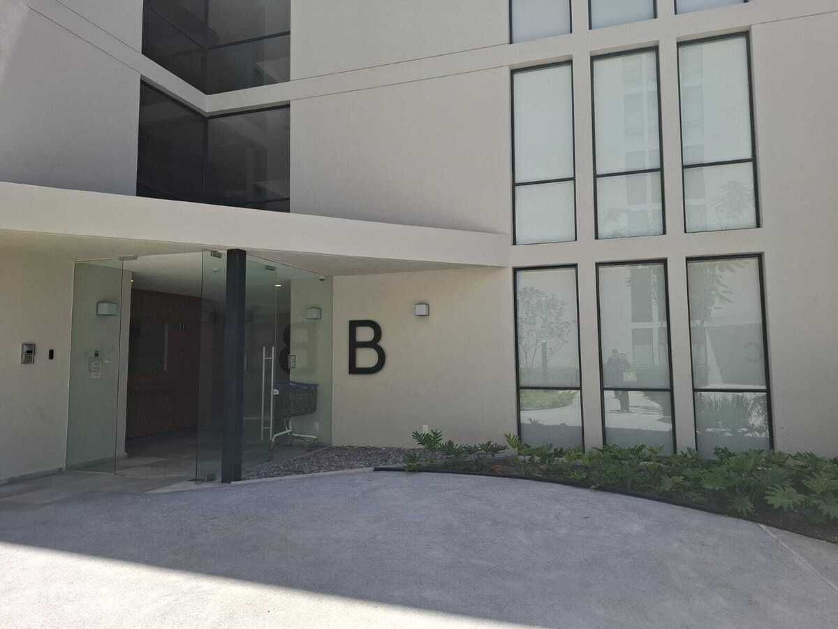 1 de 13: Entrada al edificio