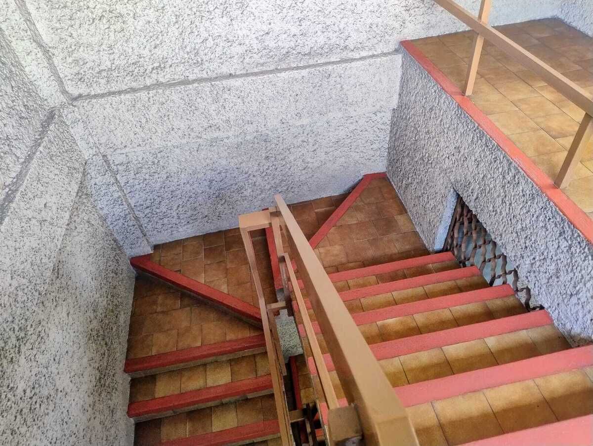 21 de 29: Escalera de acceso al departamento