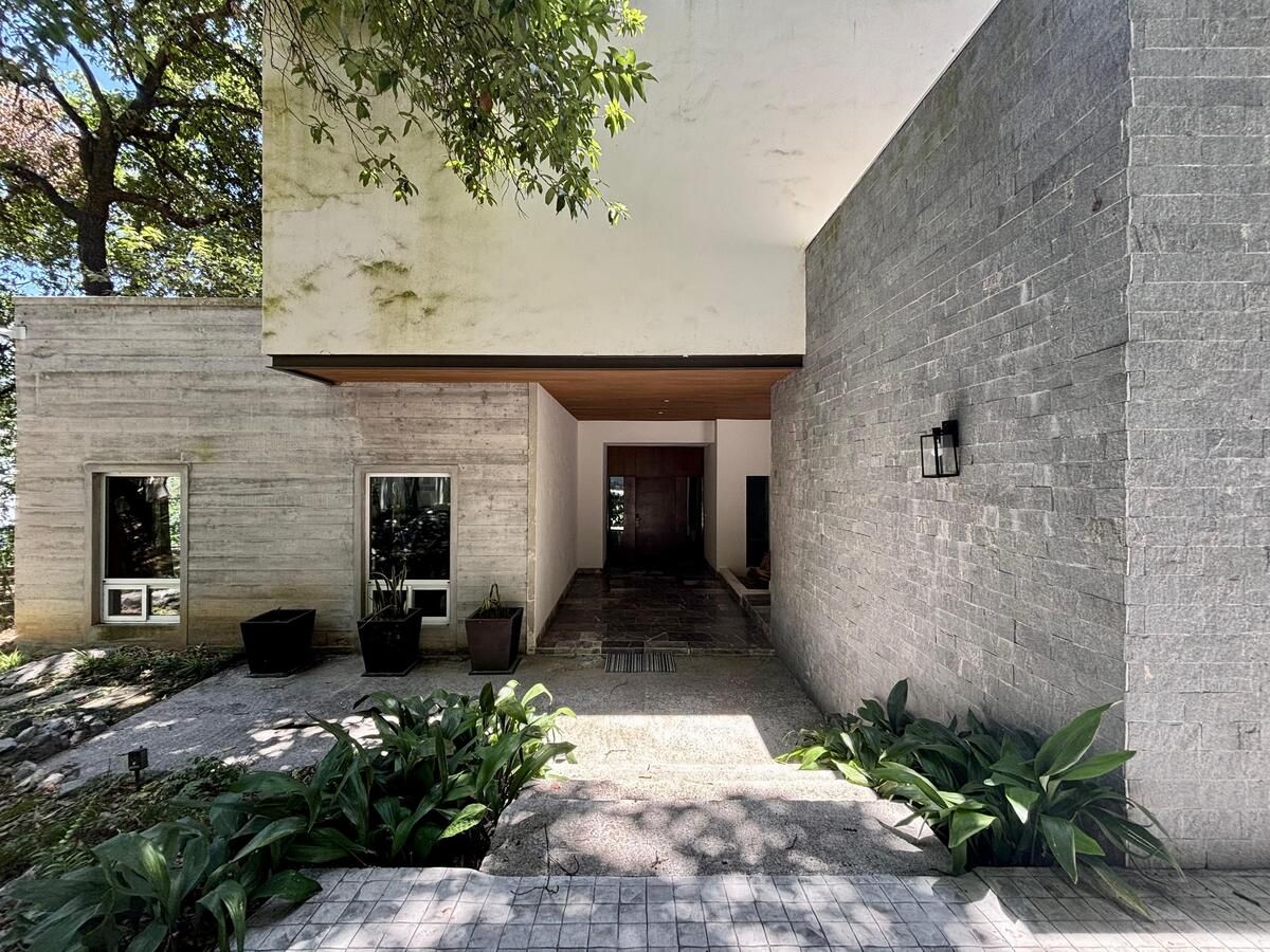 1 of 22: Fachada Principal