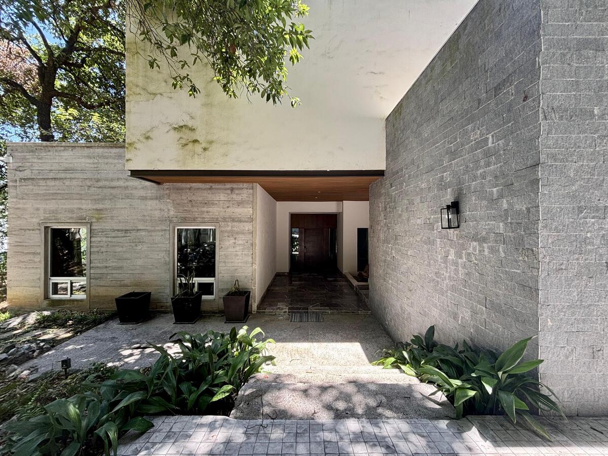 1 of 26: Fachada Principal