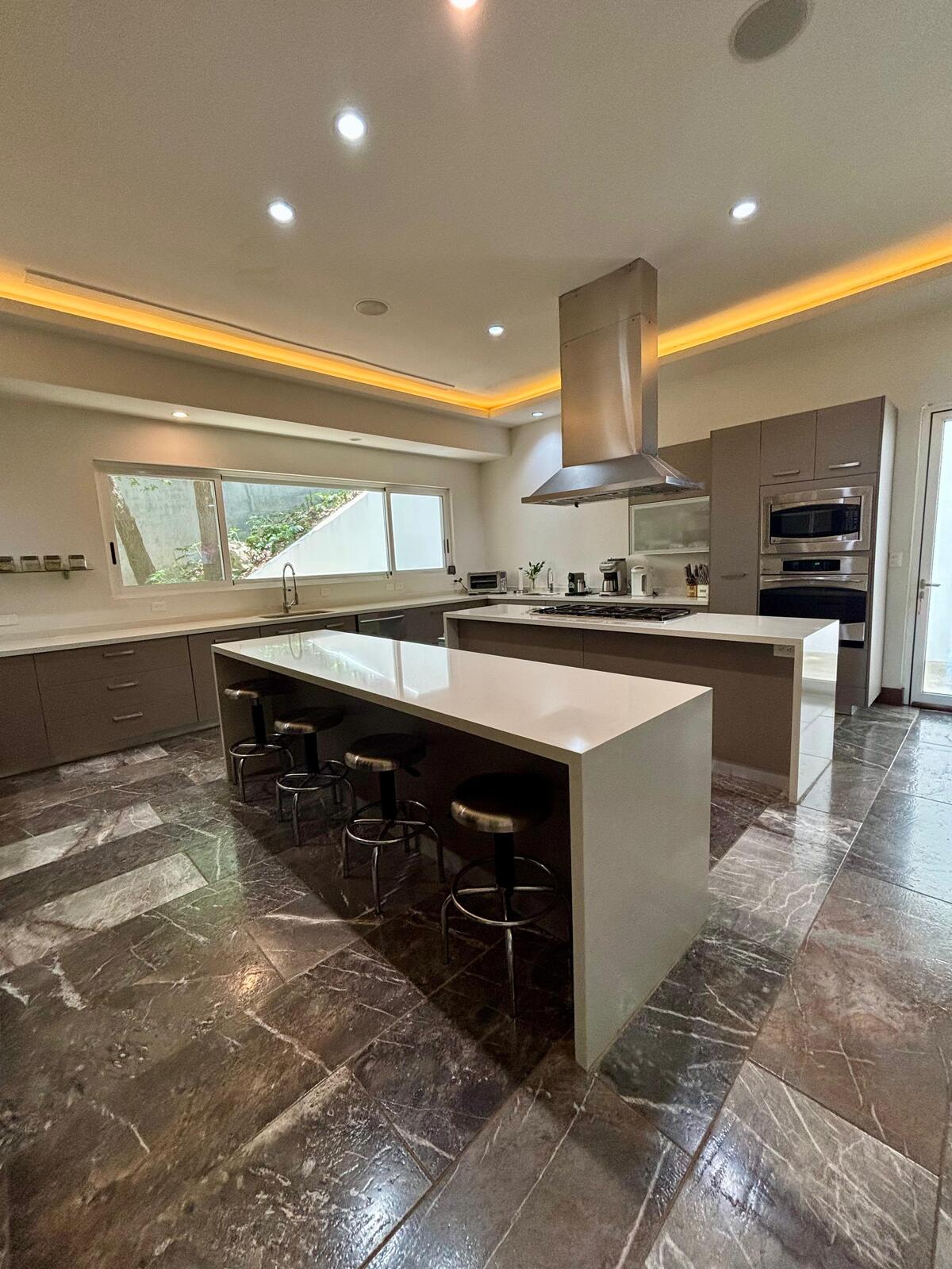 19 of 26: Cocina con doble barra