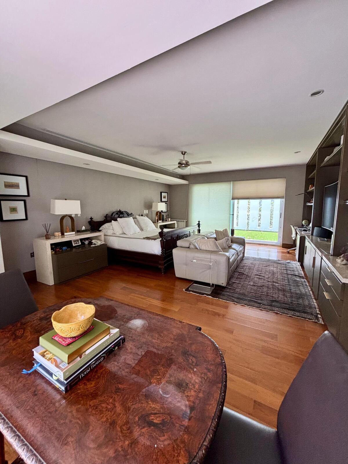 14 of 26: Recámara principal con doble terraza