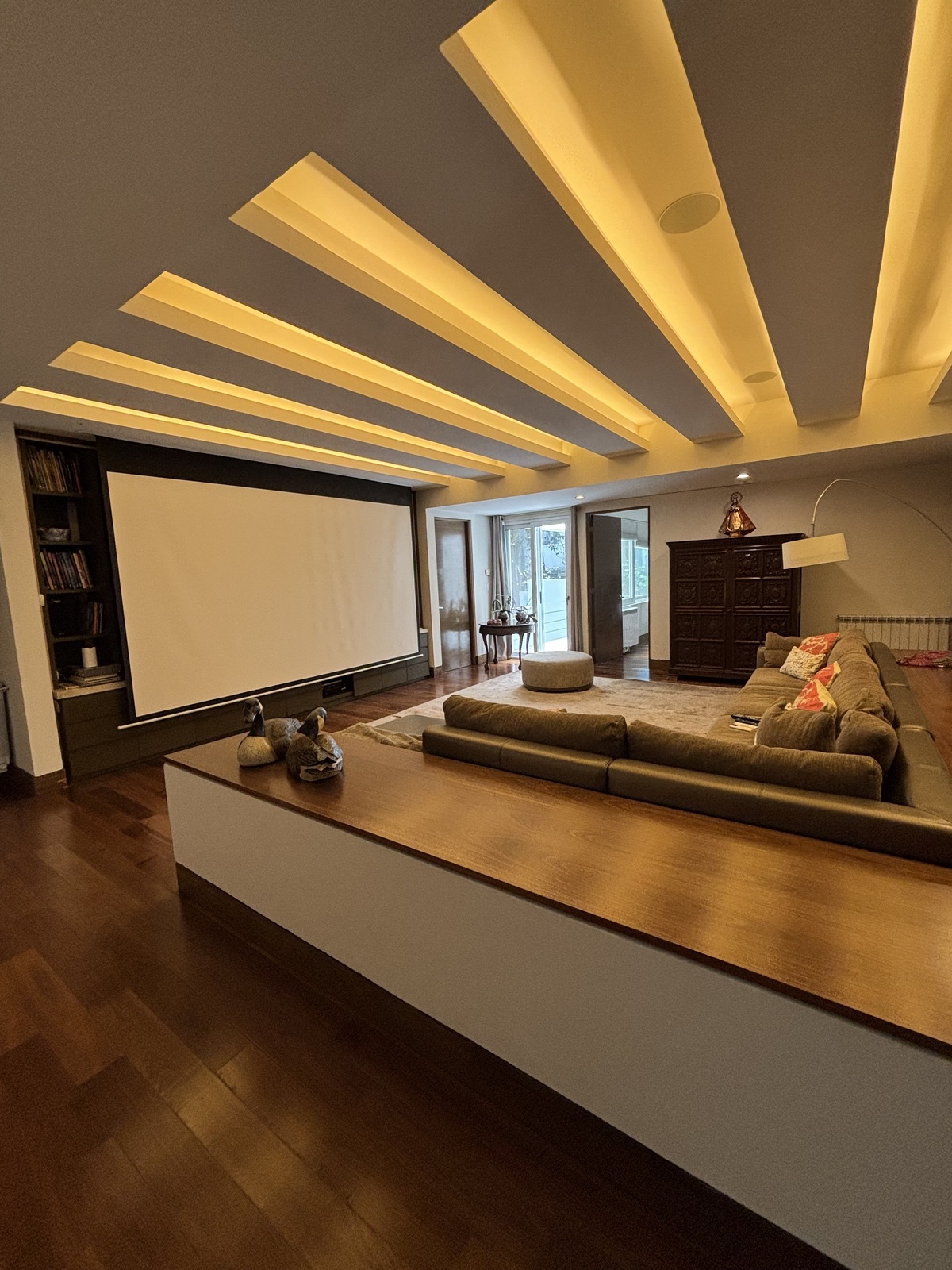 11 of 26: Estancia familiar con proyector
