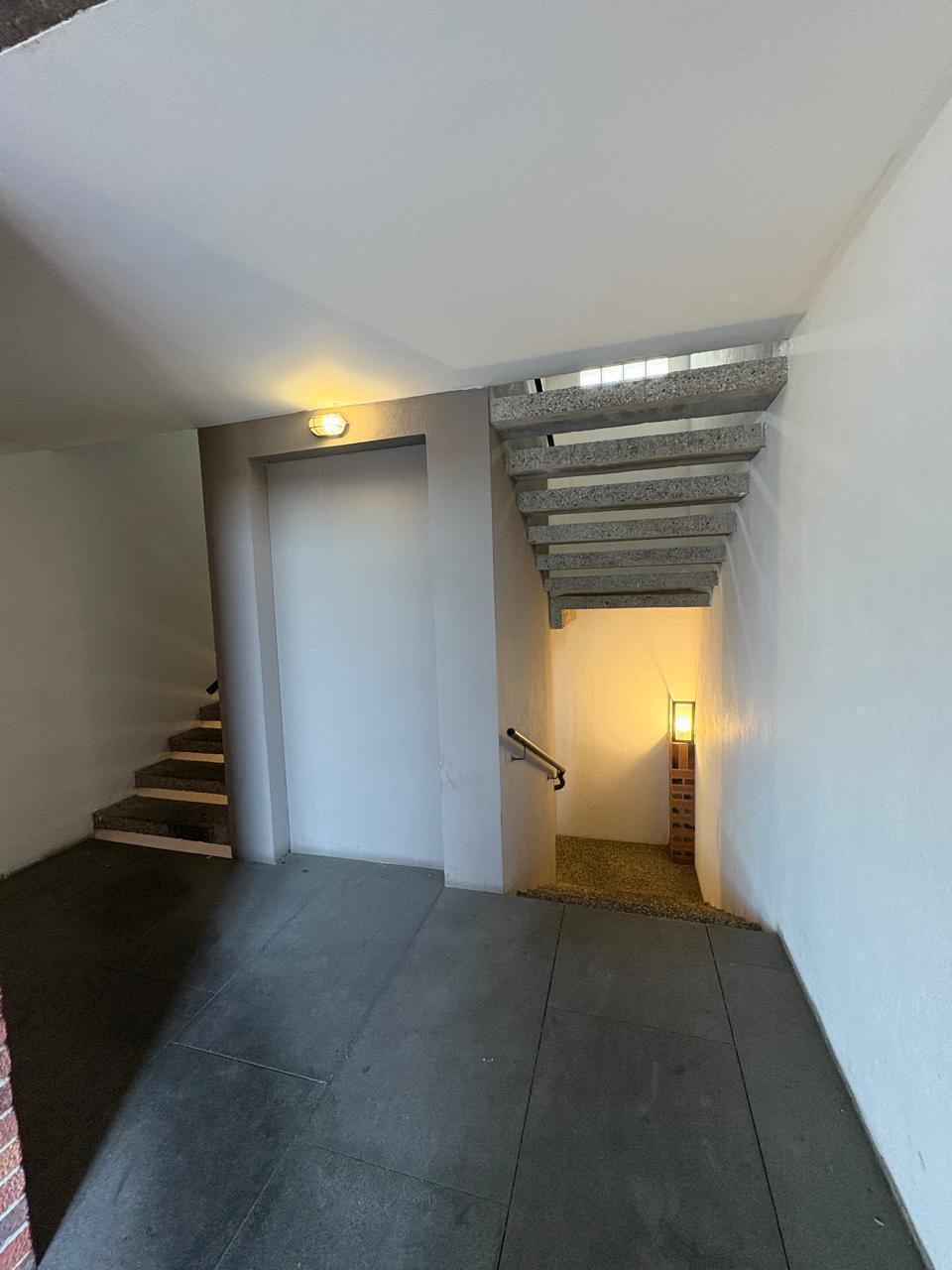 2 de 23: ESCALERAS DE ACCESO