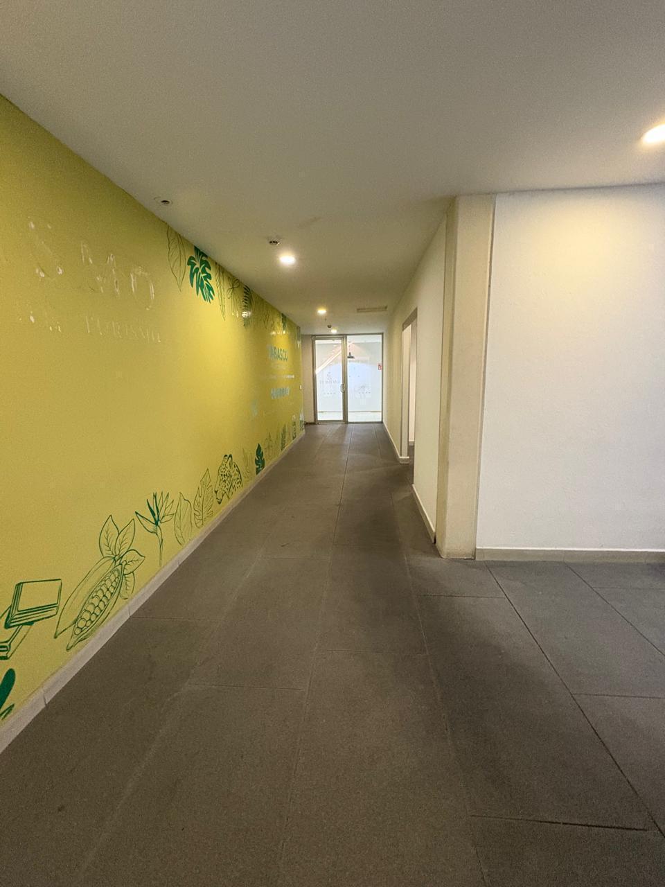 3 de 23: PASILLO DE ACCESO