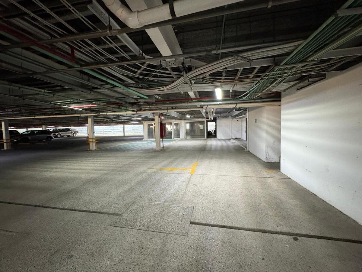 18 de 23: AMPLIO ESTACIONAMIENTO TECHADO