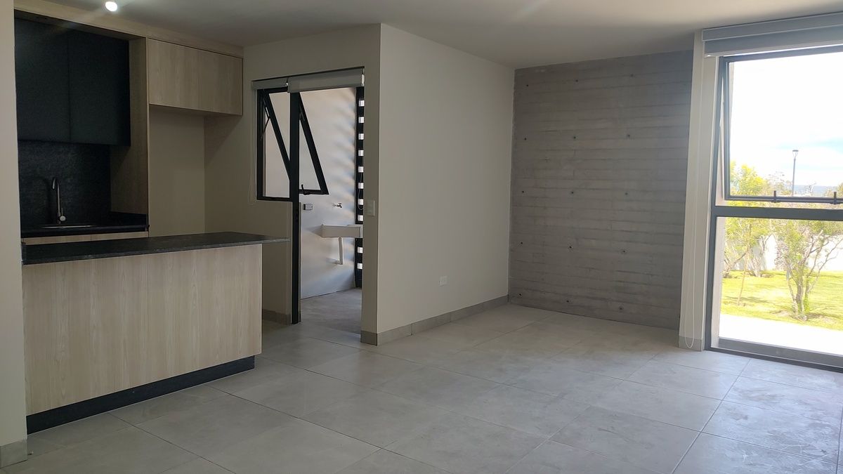2 de 25: Estancia y barra cocina