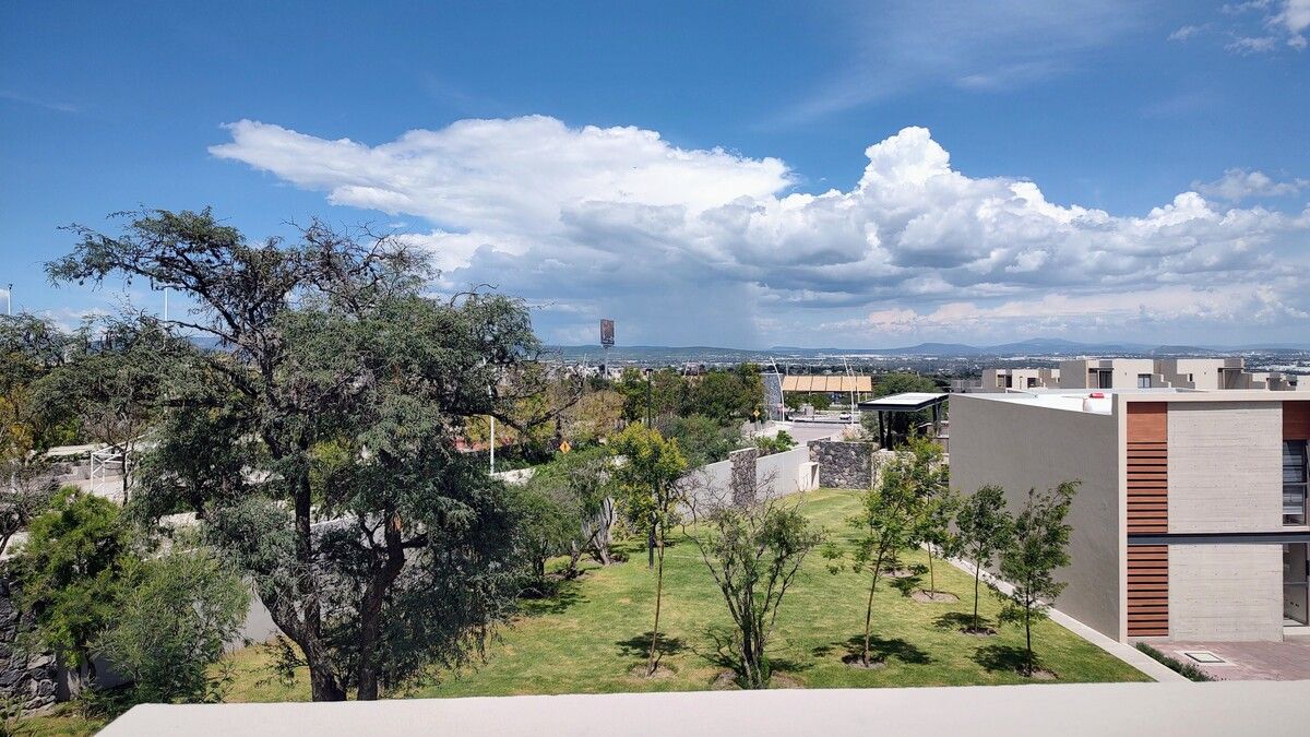 14 de 25: Vista del jardín aledaño, desde el roof
