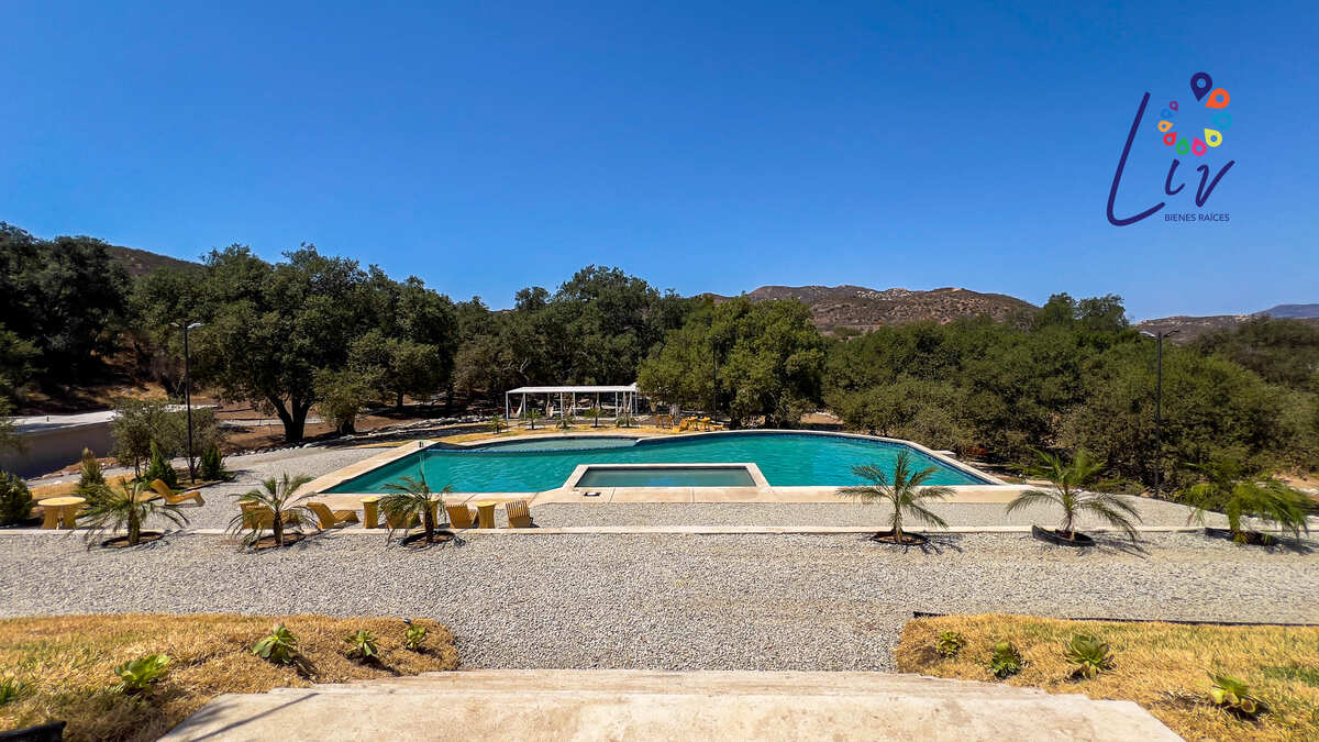 1 of 33: Piscina, Jacuzzi, Chapoteadero