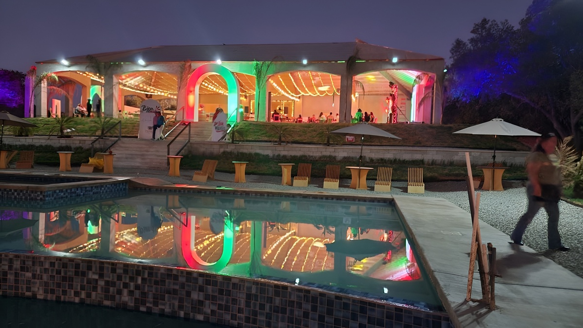 7 of 33: Salón de eventos de noche