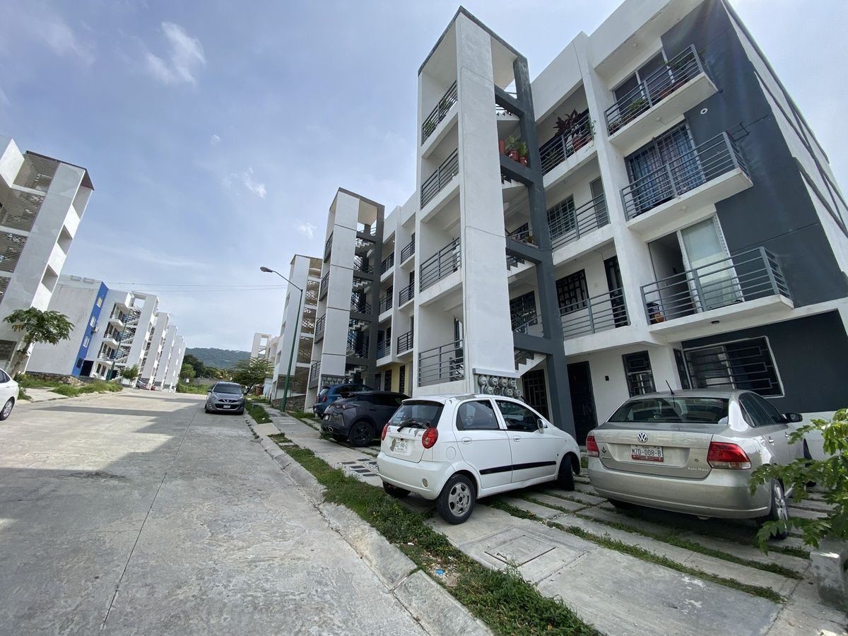 2 of 18: Fachada exterior