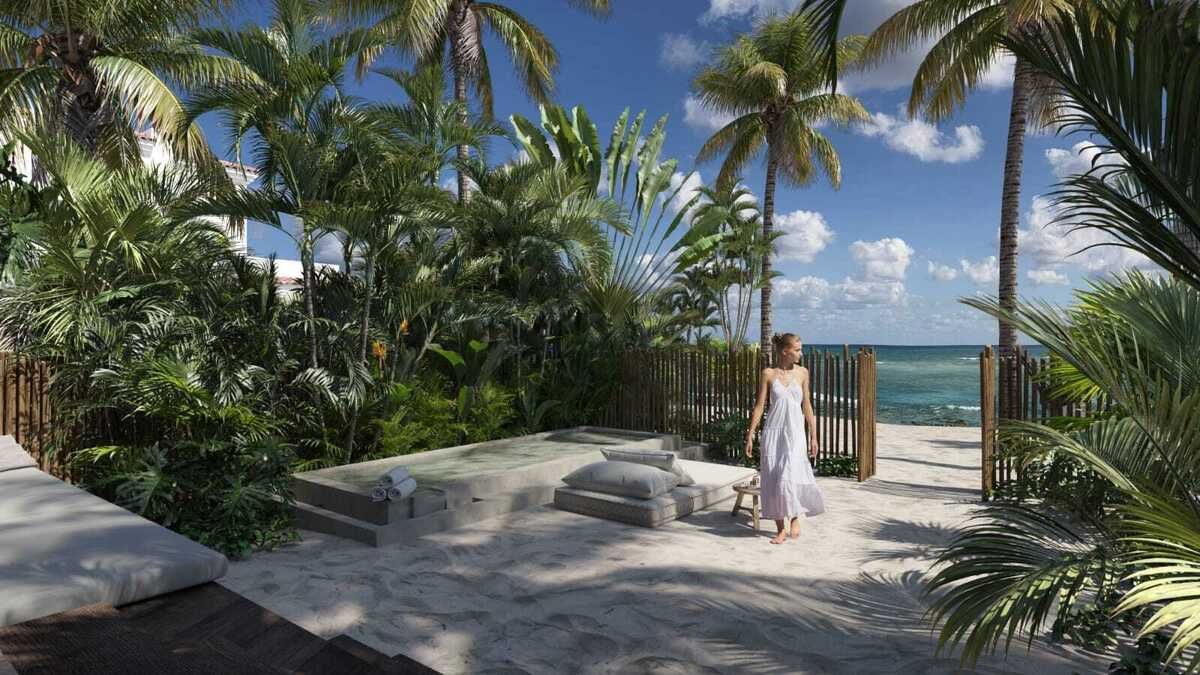 4 de 39: Woman walking on a beautiful tropical beach.
