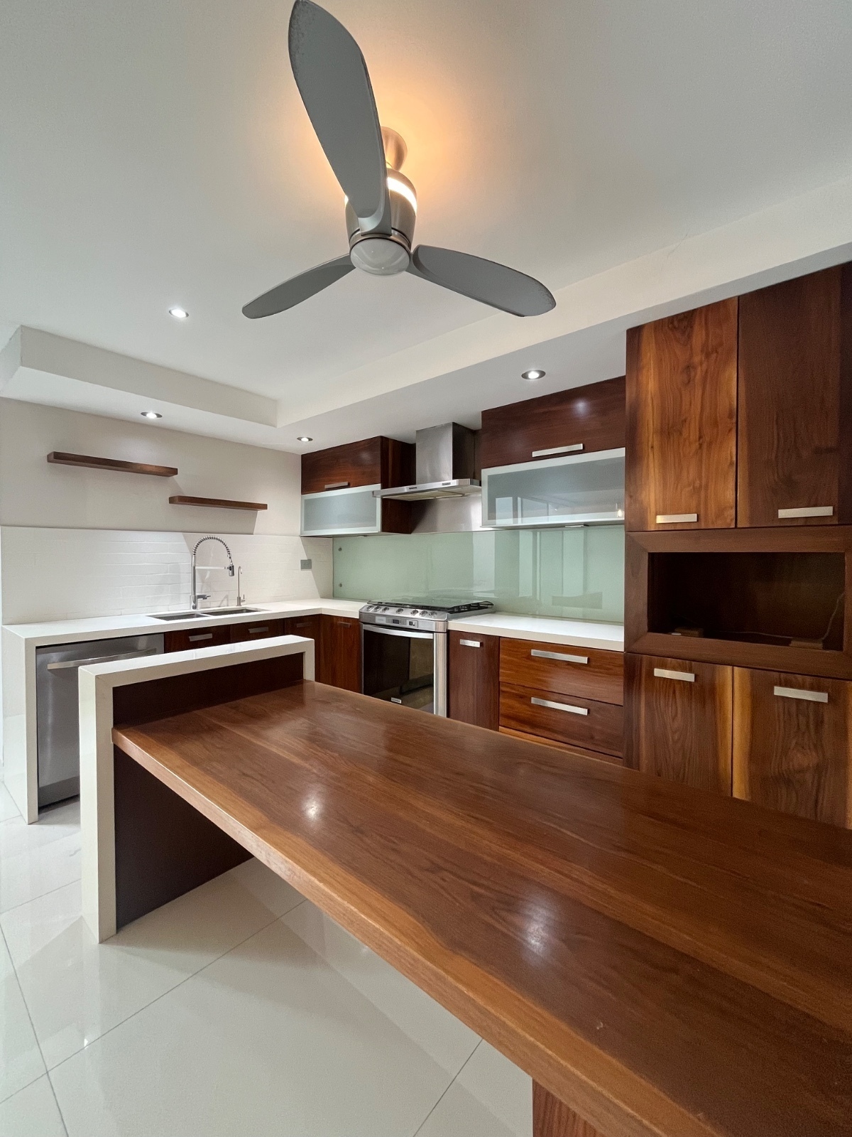 1 de 20: Cocina con dishwasher y estufa c/campana