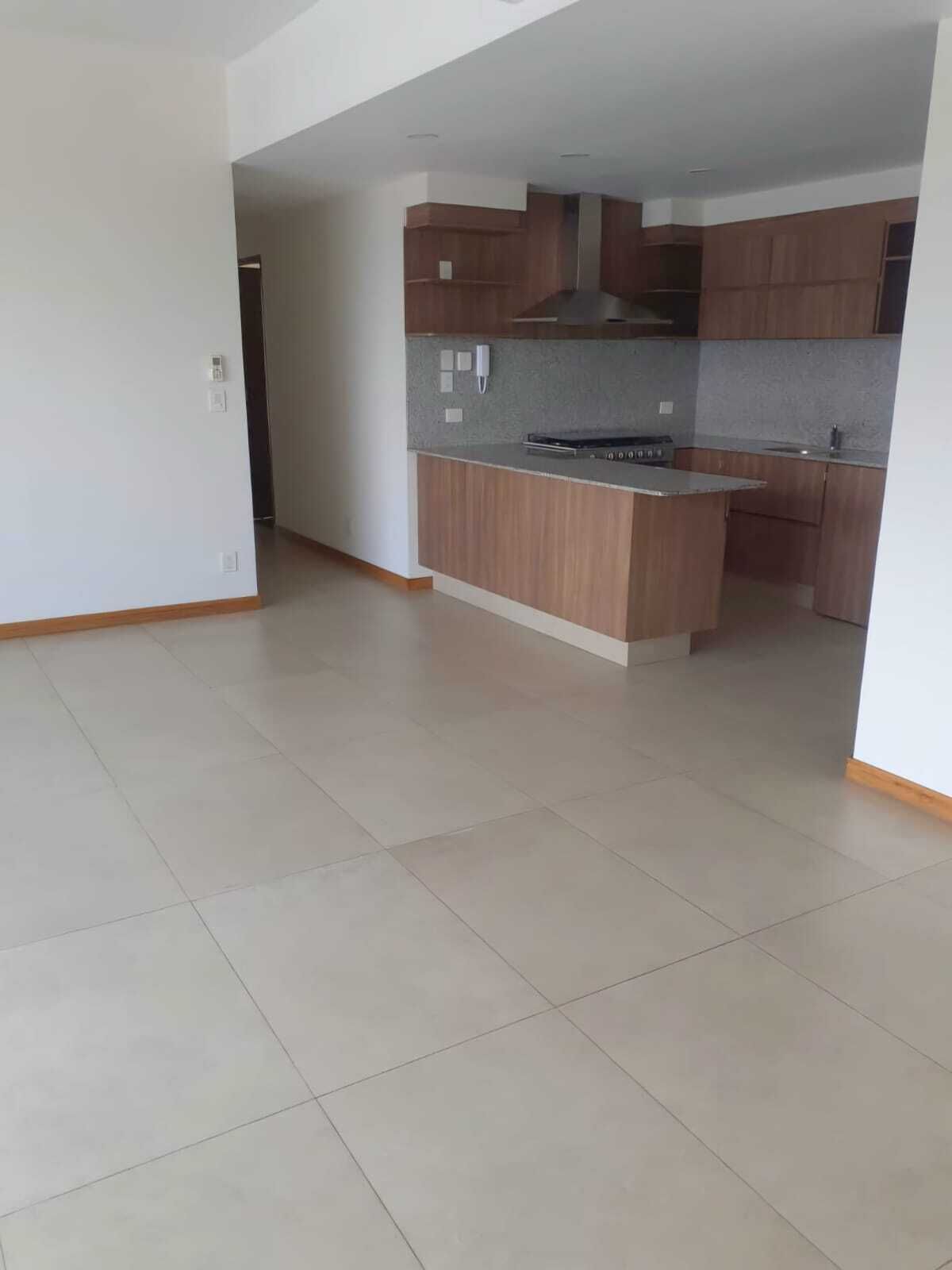 1 de 12: Estancia con cocina abierta