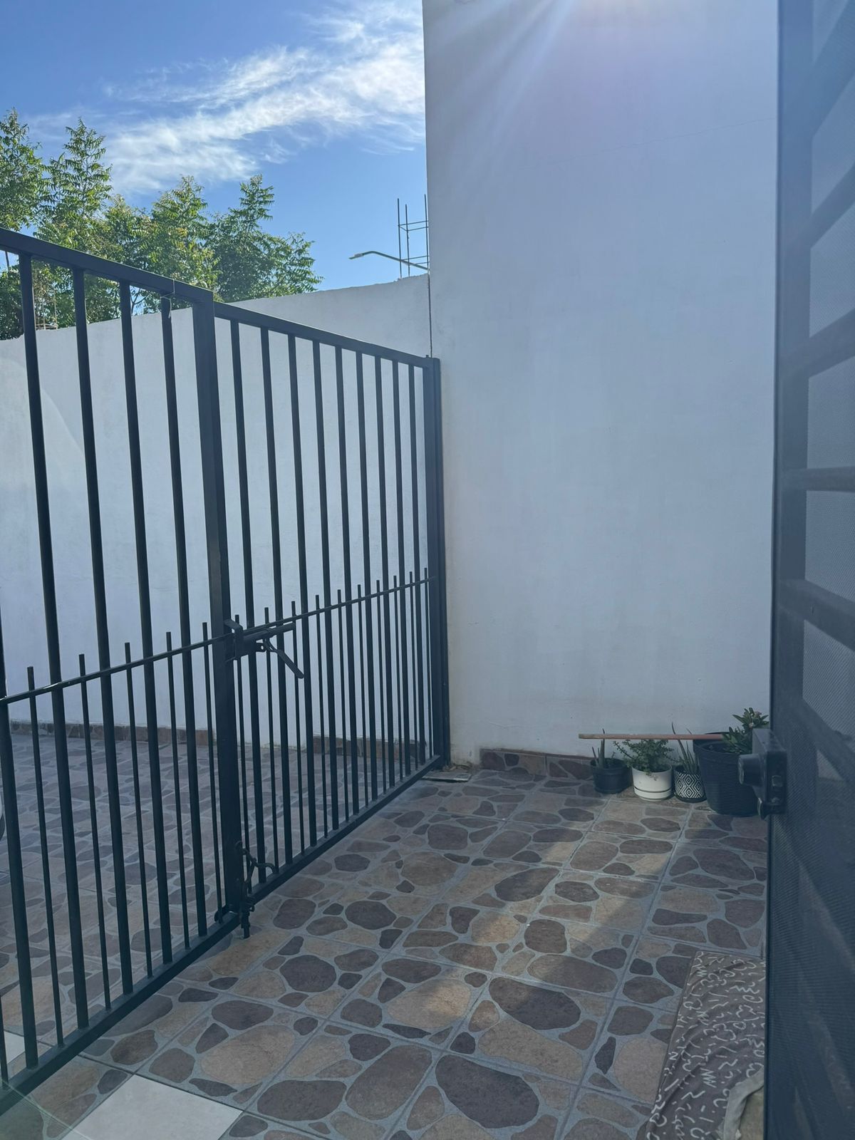 7 de 14: Patio Con Reja