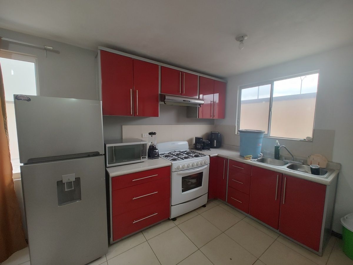 2 of 27: cocina equipada