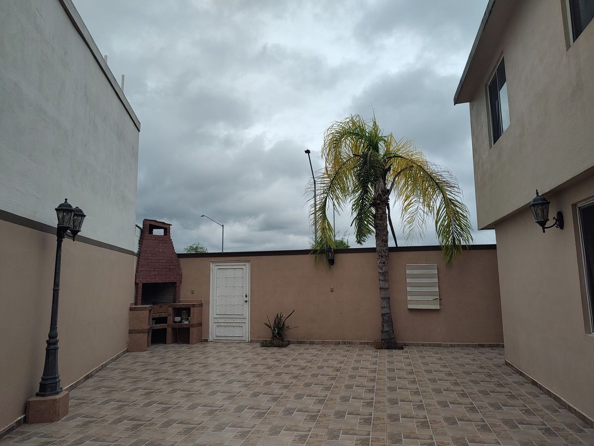 1 of 27: terraza con asador
