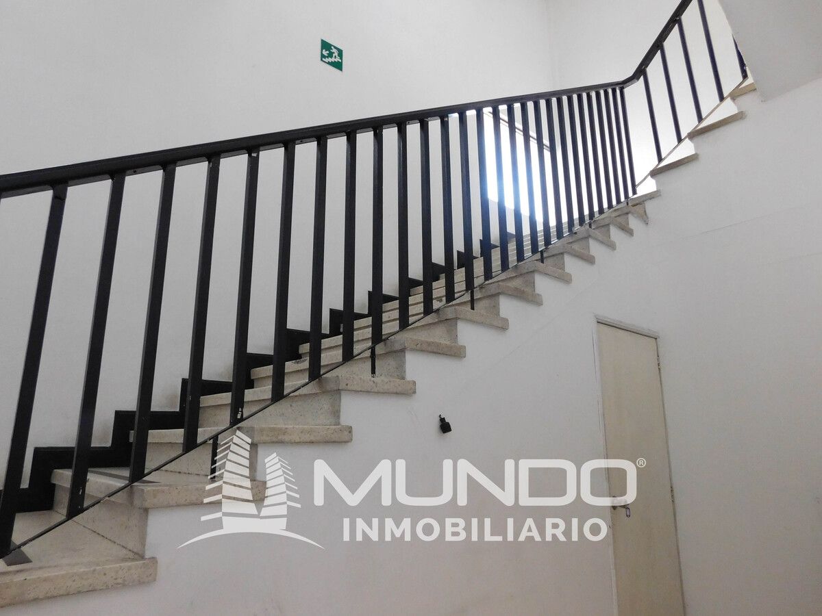 5 de 14: Vista de cubo de gradas de otro ángulo