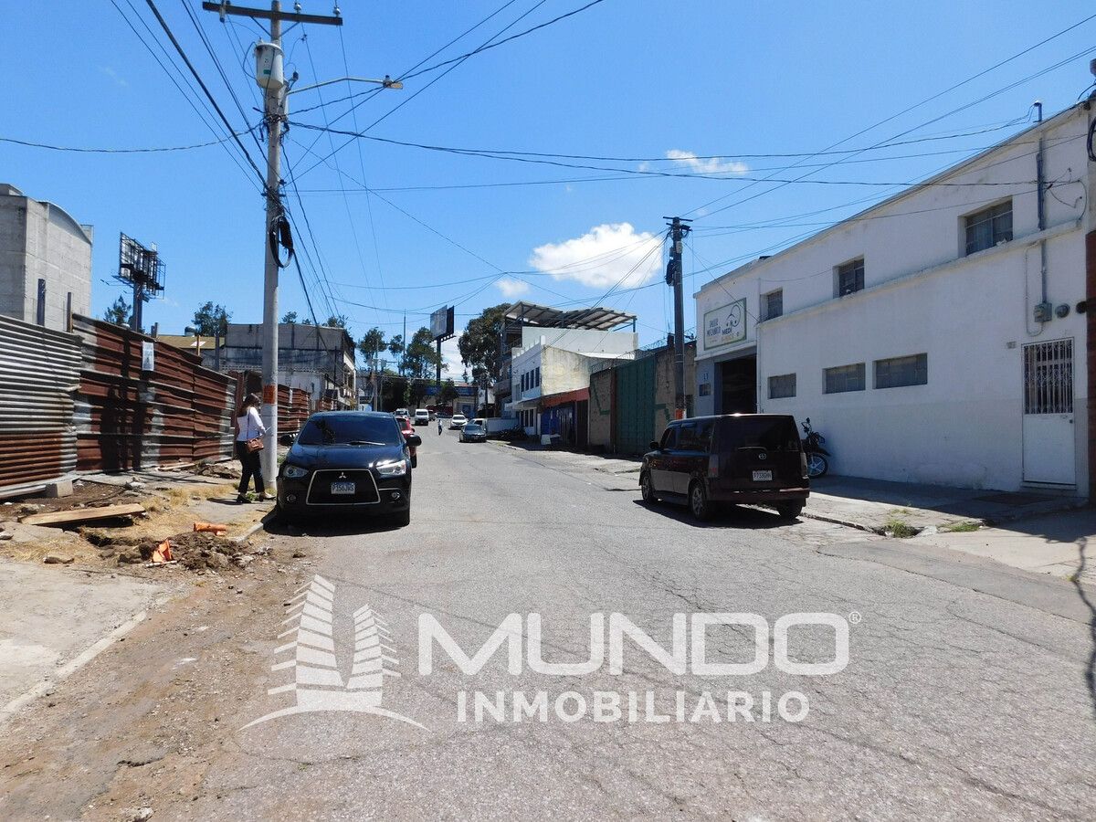 14 de 14: Calle amplia para maniobra