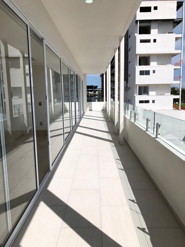 5 of 22: Balcón
