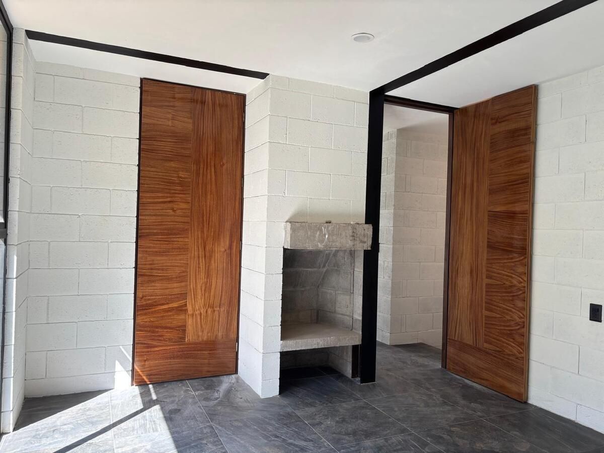 2 of 10: recamara con baño y chimenea