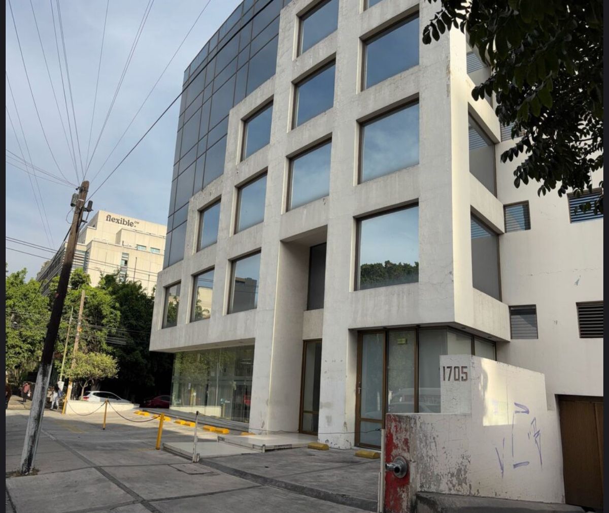 1 of 2: Edificio con estacionamiento