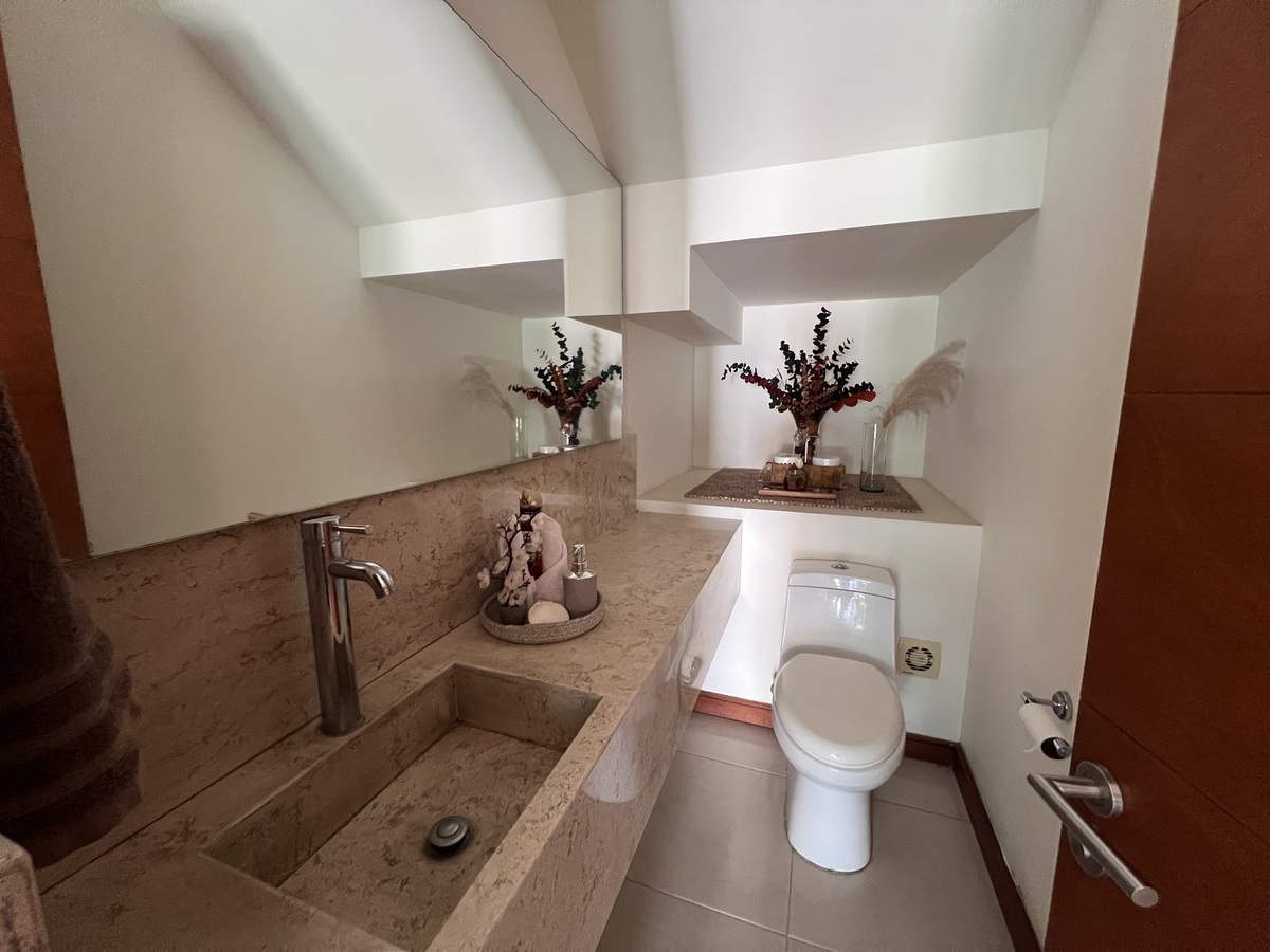 9 of 17: MEDIO BAÑO, PLANTA BAJA