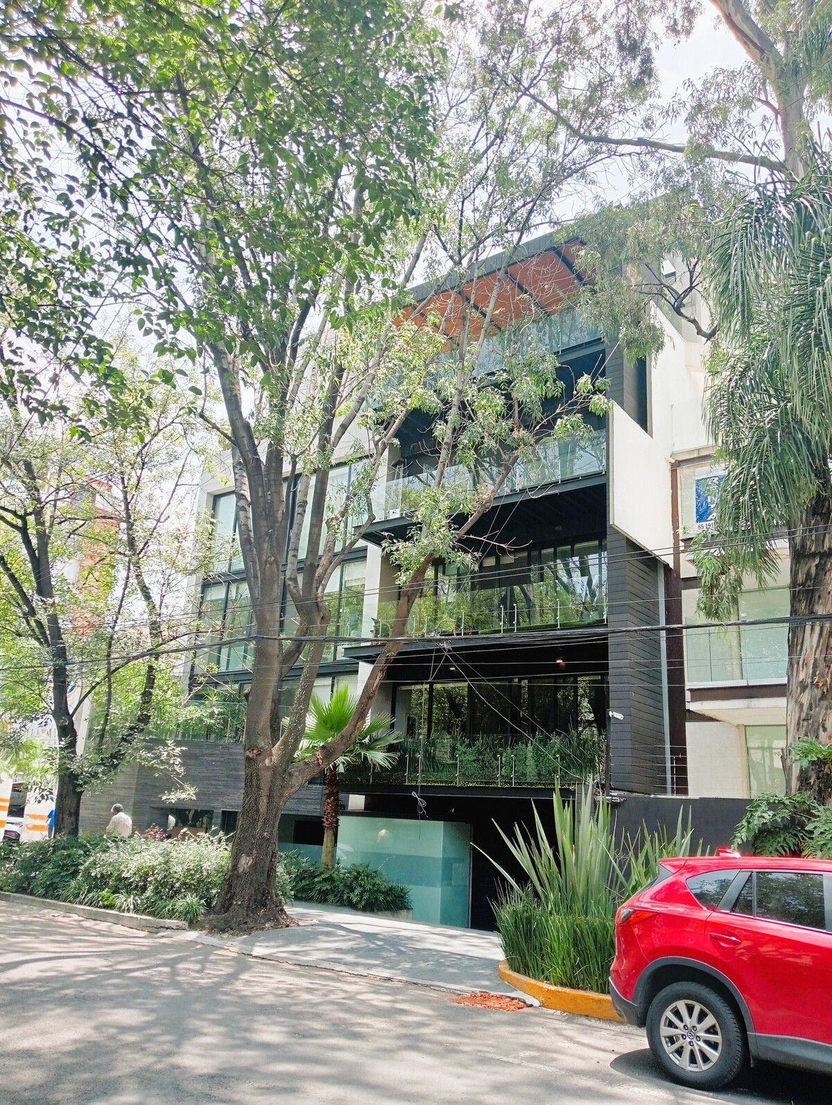 1 of 16: Fachada