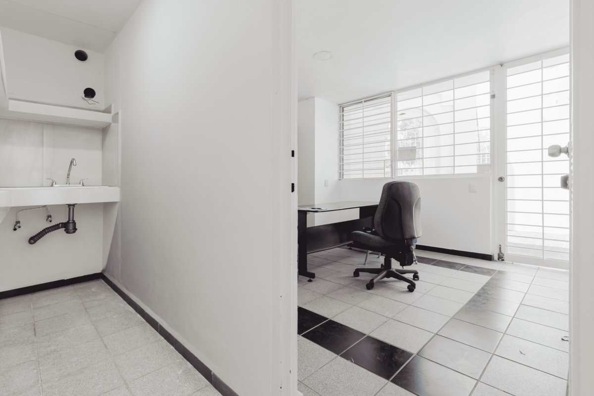 2 de 6: Oficina privada y cocineta