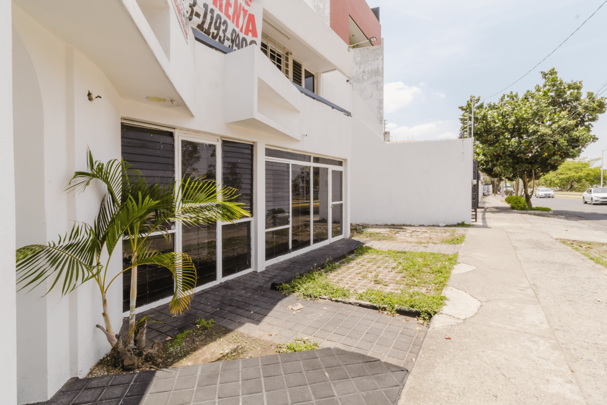 1 of 9: Fachada
