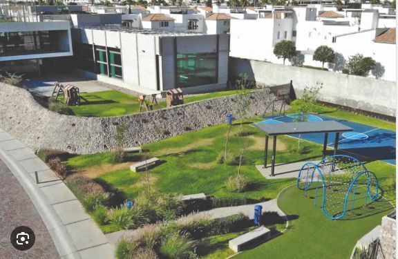 7 de 10: área de juegos infantiles y gimnasio