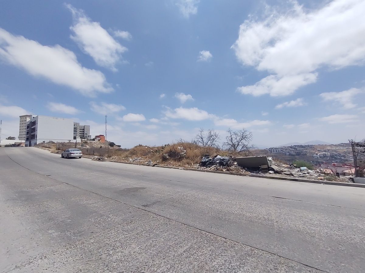 3 de 10: Frente de predio hacia Cumbres