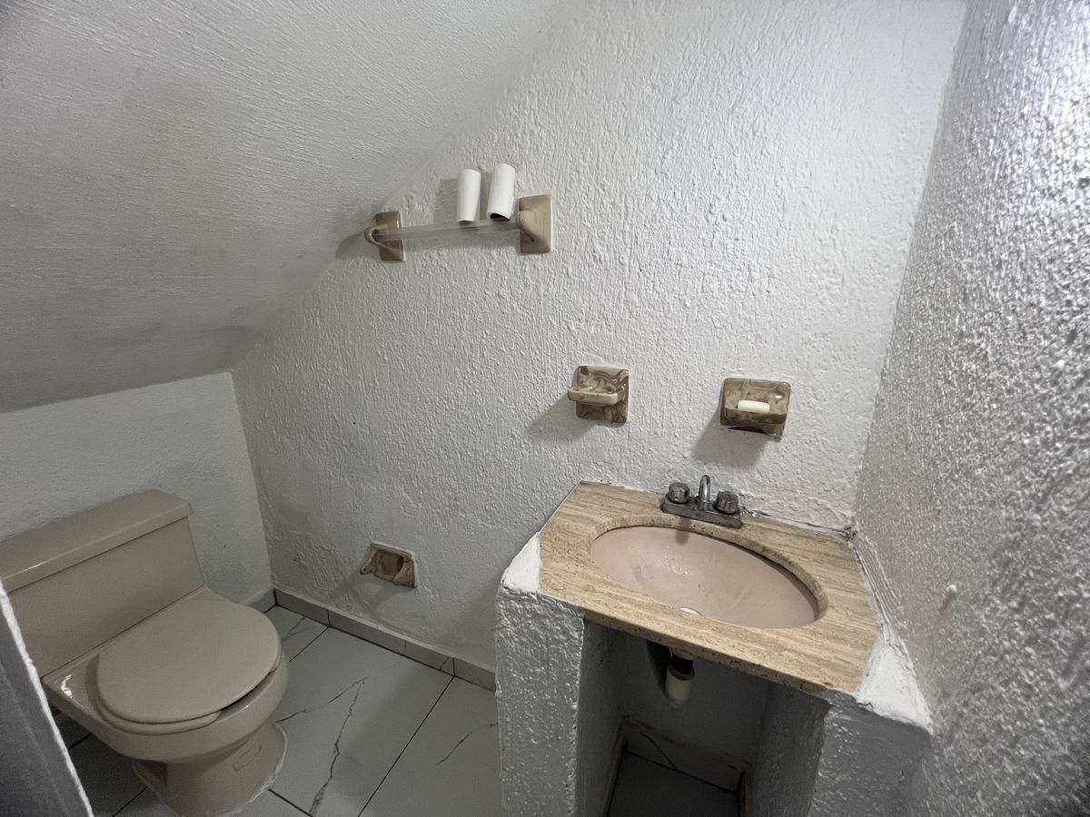 8 of 14: MEDIO BAÑO, PLANTA BAJA