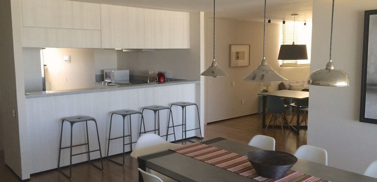 5 de 21: Cocina, comedor  y vista al family room