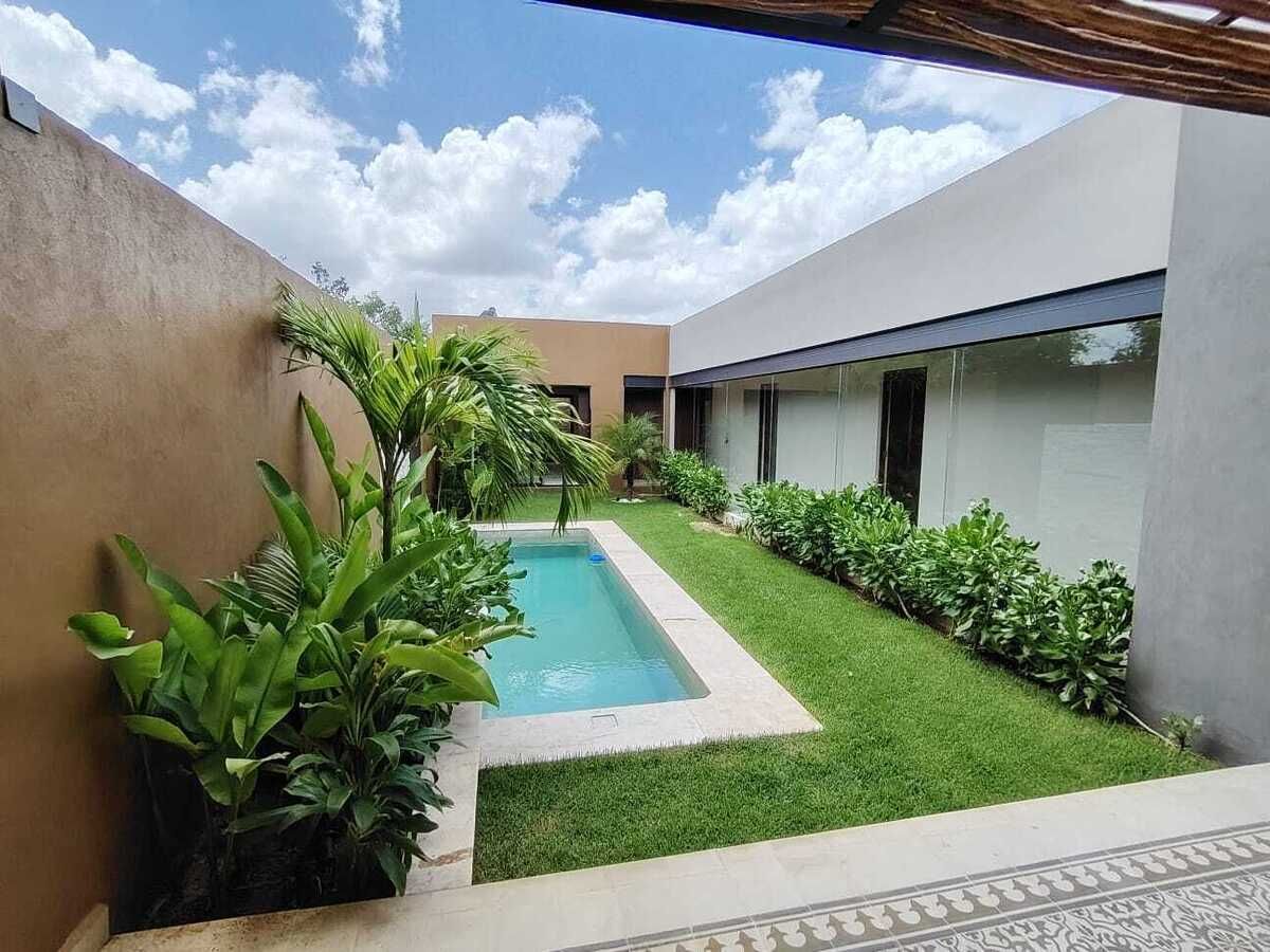 3 of 12: JARDIN CENTRAL CON LA PISCINA
