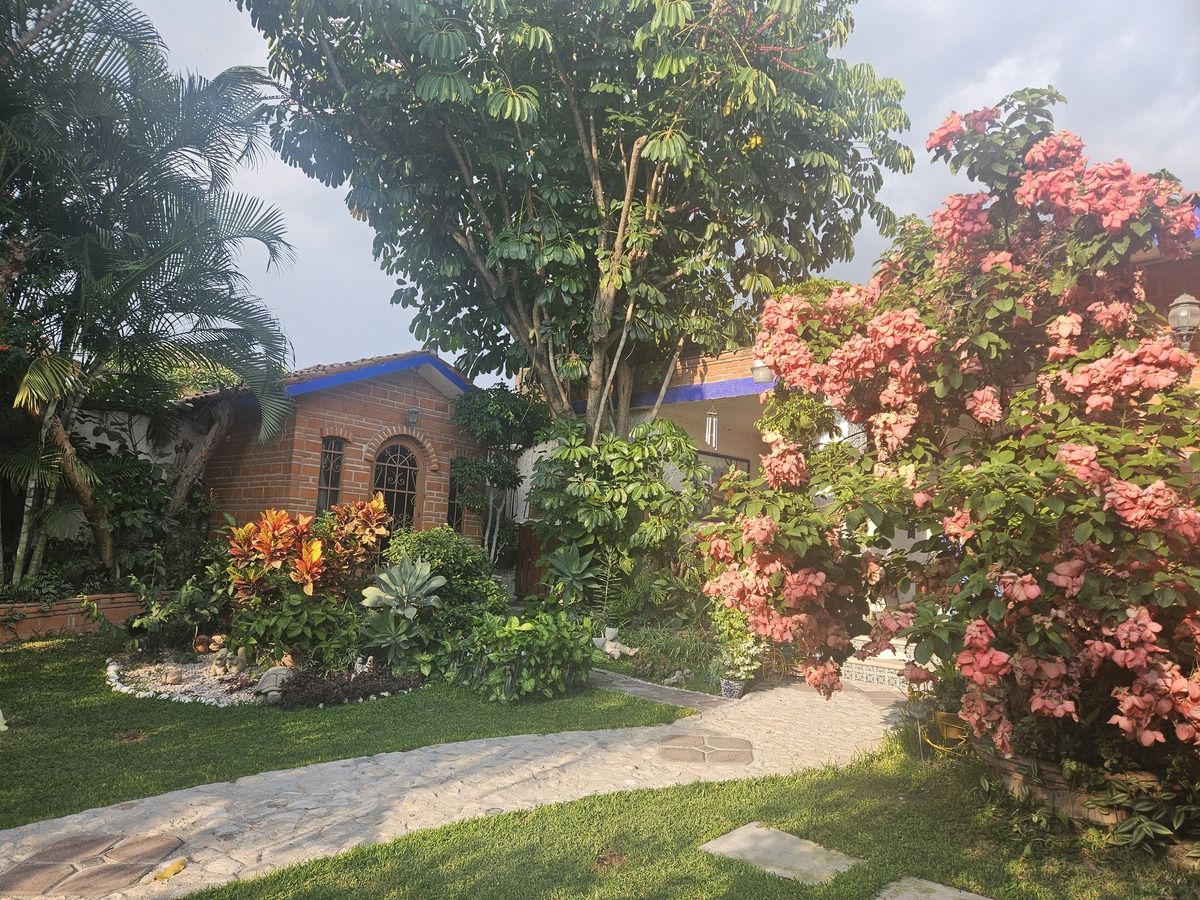 3 of 18: Jardín