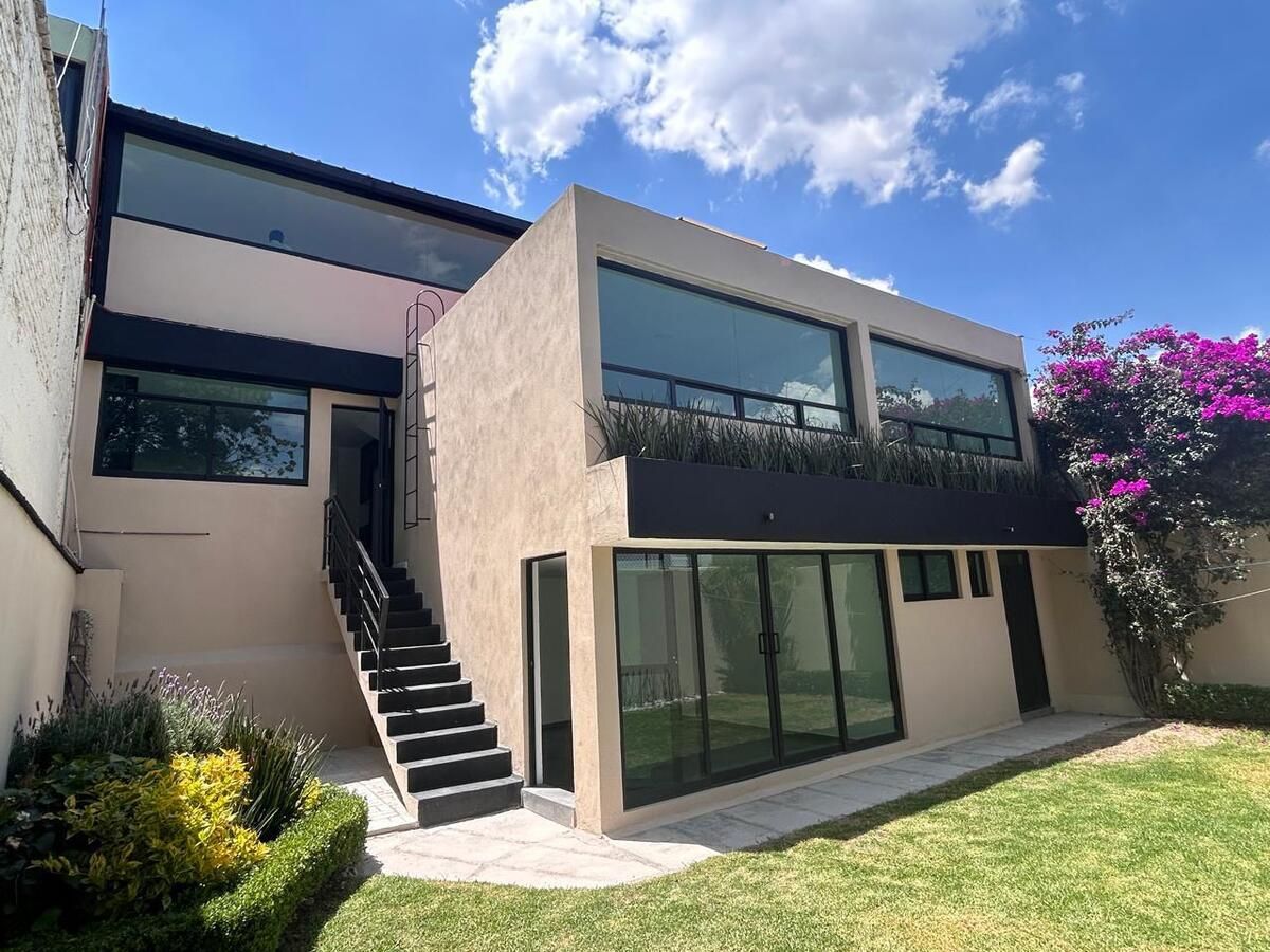 1 of 37: Fachada Trasera