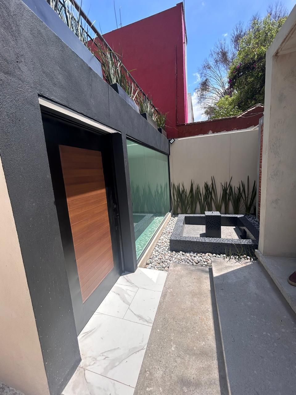 4 of 37: Acceso y Jardin Frontal
