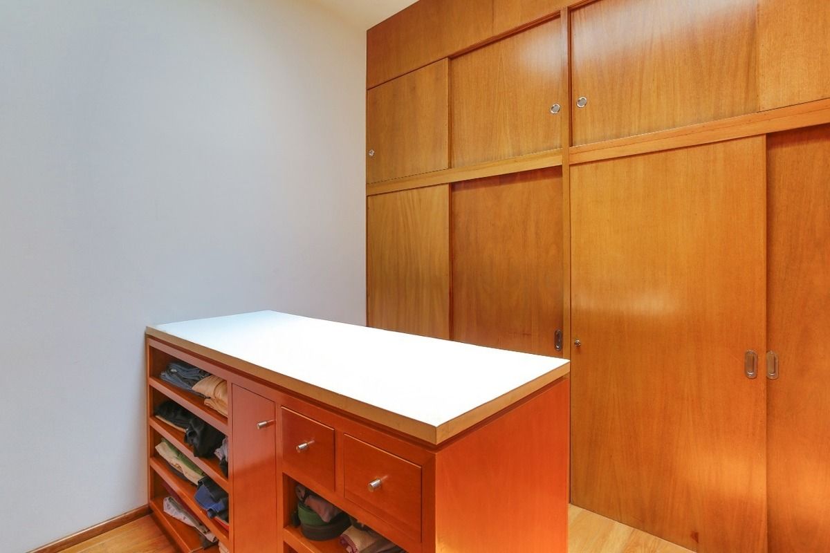 13 de 17: Vestidor de Recámara Principal