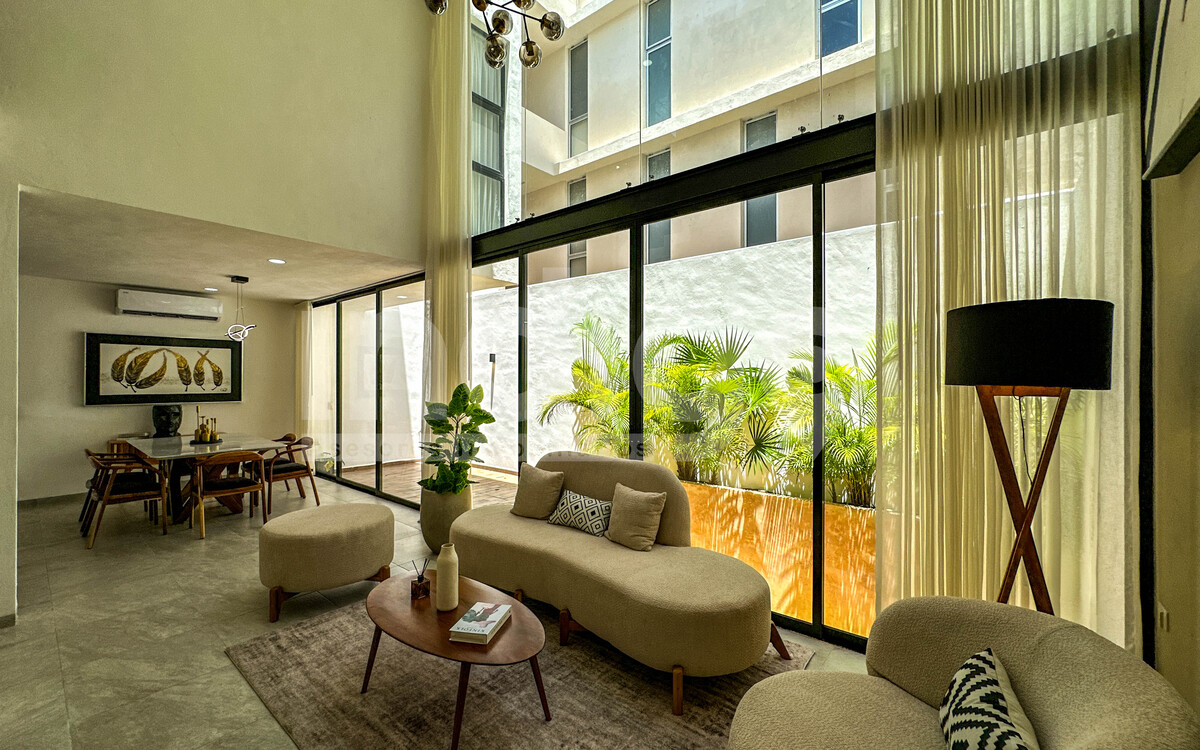 3 de 45: Sala con Techos a Doble Altura