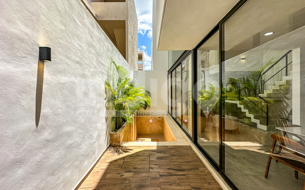 10 de 45: Terraza Posterior y Piscina