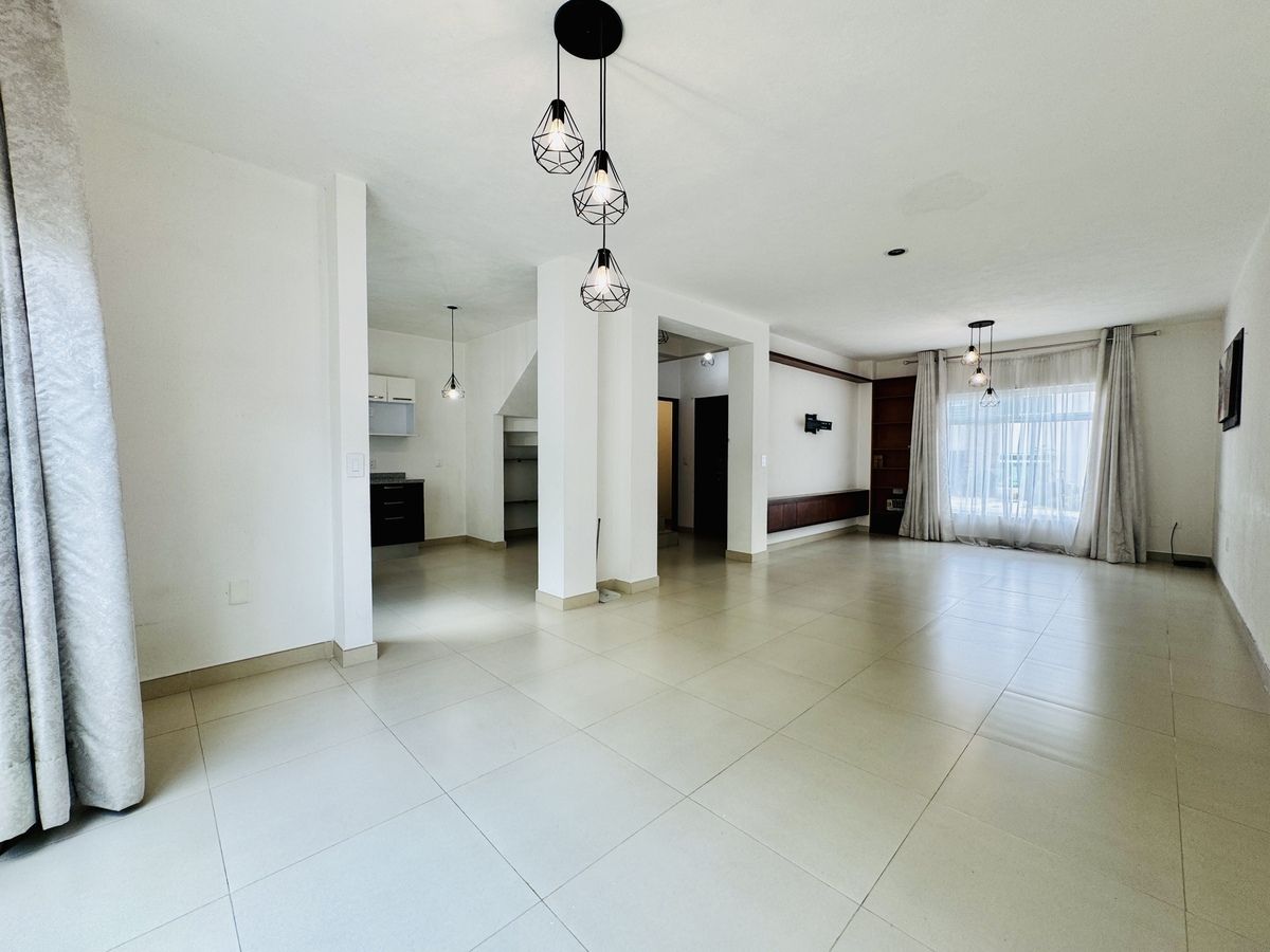 4 de 26: Comedor, con lámpara y cortinas